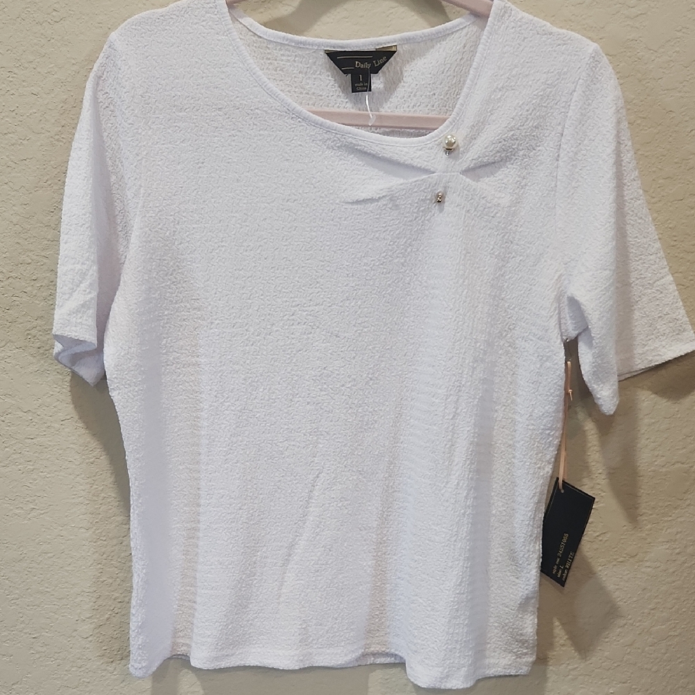 Women's White Short Sleeve Textured Top with Accent Pin